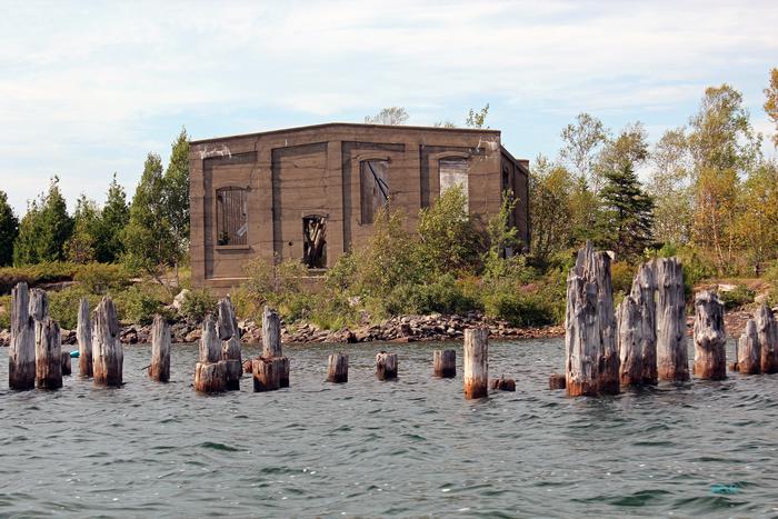 Pozostałości potężnego doku oraz ruiny elektrowni